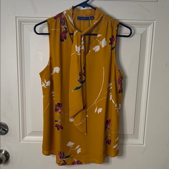 EUC Women’s Apt. 9 Sleeveless Blouse with Front Tie - Picture 3 of 5